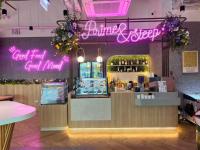 Ban Khlong Nong KhaPrime Sleep by Miracle - Booked on Hourly Basis的餐厅里有霓虹灯的酒吧