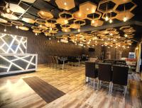 ein Restaurant mit Tischen und Stühlen in einem Raum in der Unterkunft Shinjini Resort in Mandarmani