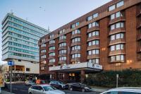 レディングにあるpentahotel Readingの前に車が駐車されている大きな建物