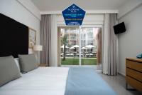 Postel nebo postele na pokoji v ubytování Kusadası Golf Spa Resort