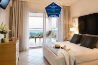 Postel nebo postele na pokoji v ubytování Kusadası Golf Spa Resort