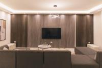 TV a/nebo společenská místnost v ubytování Signature Stays Breezy Modern Apt
