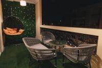 Posezení v ubytování Signature Stays Breezy Modern Apt