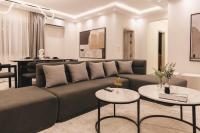 Posezení v ubytování Signature Stays Breezy Modern Apt