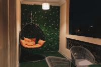 Posezení v ubytování Signature Stays Breezy Modern Apt