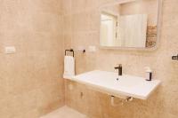 Koupelna v ubytování Signature Stays Breezy Modern Apt