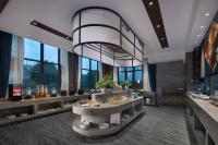 长沙Kanglai Hotel - Changsha Huanghua Airport Dalucun Metro Station-Airport pick-up and drop-off service is available, there are free special suppers, and the room size is large的建筑物内带有大型吊灯的浴室