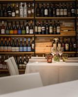 een tafel met wijnglazen en een plank met wijnflessen bij Bed & Breakfast Locanda Trani in Trani