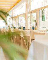 een rij tafels in een kamer met ramen bij Bed & Breakfast Locanda Trani in Trani