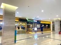 Un uomo sta camminando in un centro commerciale di Vinhomes Skylake Apartment - South Homes a Hanoi