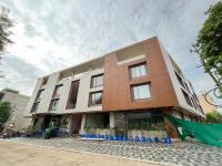 印多尔THE CLAN HOTEL - VIJAY NAGAR Indore的前面有蓝色椅子的大建筑