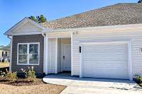ein Haus mit einer weißen Garage mit Auffahrt in der Unterkunft Old Bryan Salento - A in Myrtle Beach