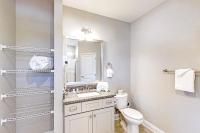 ein Badezimmer mit Toilette, Waschbecken und Spiegel in der Unterkunft Old Bryan Salento - A in Myrtle Beach