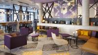 フランクフルト・アム・マインにあるHoliday Inn - the niu, Air Frankfurt Messe by IHGの紫色の家具とバーが備わるレストラン