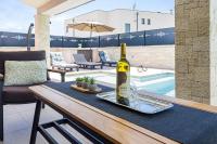 Bazén v ubytovaní Villa mit privatem Pool, WLAN, Klima und Bäder en suite alebo v jeho blízkosti