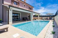 Bazén v ubytovaní Villa mit privatem Pool, WLAN, Klima und Bäder en suite alebo v jeho blízkosti