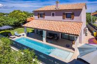 Bazén v ubytovaní Villa mit privatem Pool, WLAN, Klima und Bäder en suite alebo v jeho blízkosti