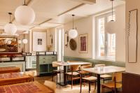 um restaurante com mesas e cadeiras e uma cozinha em Locke de Santa Joana em Lisboa