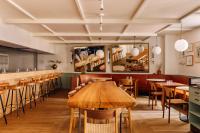 uma sala de jantar com mesas e cadeiras de madeira em Locke de Santa Joana em Lisboa