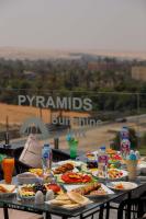 Pyramids Sunshine View في القاهرة: طاولة مليئة بأطباق الطعام في الأعلى