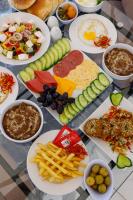 Pyramids Sunshine View في القاهرة: طاولة عليها العديد من أطباق الطعام