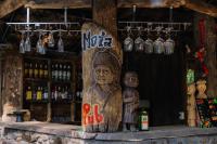 ハザンにあるHa Giang Xanh Retreat - Trekking, Tour, Motorbike Rentalの店の前にある男性と子供の木像