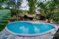 ハザンにあるHa Giang Xanh Retreat - Trekking, Tour, Motorbike Rentalのリゾートのプール(椅子付)