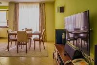 TV a/nebo společenská místnost v ubytování Апартамент Пирин Apartment Pirin