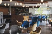 Ein Sitzbereich in der Unterkunft Molaris Lodge