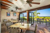 ラハイナにあるアストン マウイ カアナパリ ヴィラのダイニングルーム(天井ファン、テーブル、椅子付)