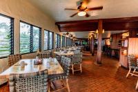 ラハイナにあるアストン マウイ カアナパリ ヴィラのテーブルと椅子と窓のあるレストラン