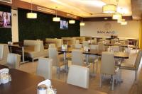 een eetkamer met tafels en stoelen bij Hotel San Angel & Spa in San Luis Río Colorado