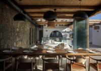 ein Esszimmer mit Tisch und Stühlen in der Unterkunft WhiteArt Suites in Agrari