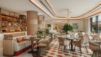 ein Restaurant mit Tischen und Stühlen in einem Raum in der Unterkunft Jumeirah Residences Marsa Al Arab Dubai in Dubai