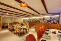 een restaurant met tafels en stoelen in een kamer bij Park Residency Ayarkunnam in Pullappalli