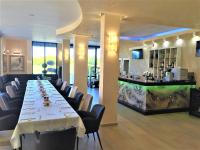 comedor grande con mesa larga y sillas en Apart-Hotel Panorama Sea LUX, en Primorsko