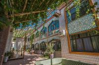 un edificio con un patio con plantas. en 达卜·九宿民宿, en Turfan