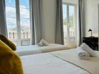A bed or beds in a room at Apartamentos Alcazaba