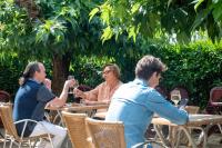 un grupo de personas sentadas en una mesa bebiendo vino en Initial by Balladins Lyon Villefranche-sur-Saône, en Villefranche-sur-Saône