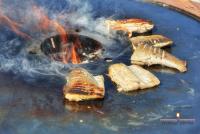 een hoop eten koken op een grill bij Domeniul Magura in Poduri