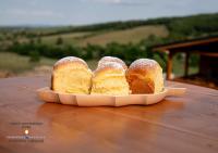 vier sneetjes brood op een bord op een tafel bij Domeniul Magura in Poduri