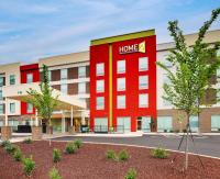 Un gran edificio rojo con un cartel de casa en él. en Home2 Suites By Hilton Sanford, en Sanford