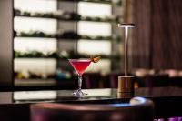 un vaso de martini sentado sobre una mesa en Marriott Hotel Al Forsan, Abu Dhabi, en Abu Dabi