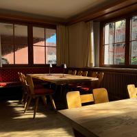 イリンゲンにあるHotel Goldener Engelのテーブルと椅子と窓のあるダイニングルーム