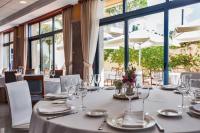 einen Tisch mit Gläsern und Servietten darauf in einem Restaurant in der Unterkunft Hotel Spa Galatea in Sanxenxo