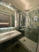 un baño con lavabo y ducha en Cinquestelle Albergo del centro storico, en Palinuro