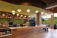 un restaurante con un bar con sillas y luces en Hotel Champlain Burlington, Curio Collection by Hilton, en Burlington