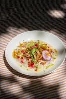 un plato blanco de comida en una mesa en LE CLOS DES ARÔMES, en Cassis