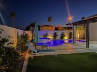Home In Indio Coachellaの敷地内または近くにあるプール