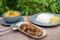 una mesa con platos de comida y un tazón de arroz en Hotel Nandini, en Dhaka